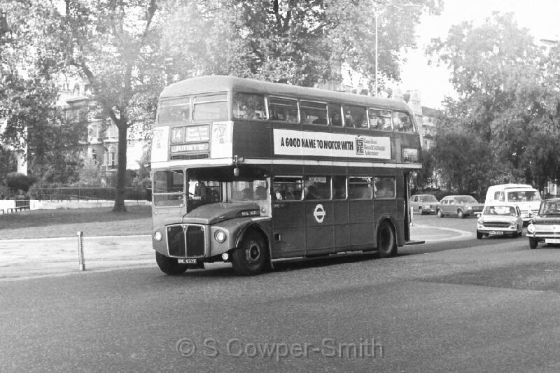 14 BW06,23 RML2632 HYDE PK CNR 14 PUTNEY OXFORD ROAD 101976.JPG