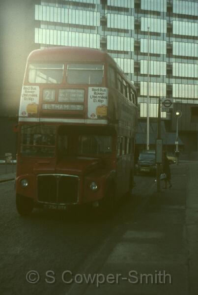 21,S25,26,RM1752,21,ELTHAM WELL HALL STATION,LONDON BRIDGE BUS STN,.jpg