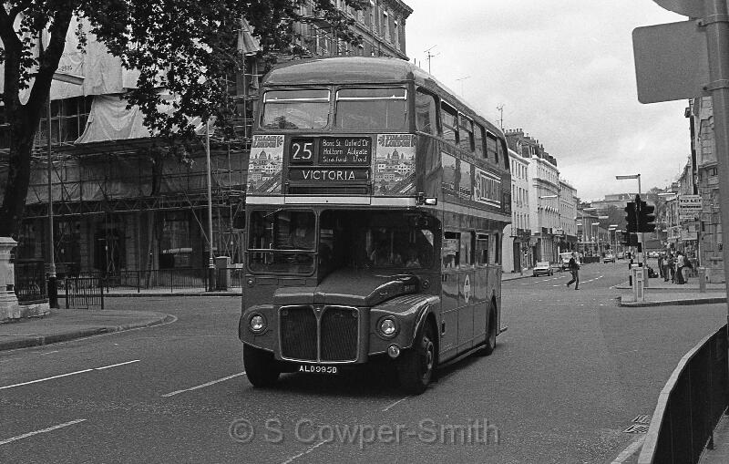 25,BW50,21,RM1995,25,VICTORIA,VICTORIA BUCKINGHAM PALACE RD SW1,01081978.jpg