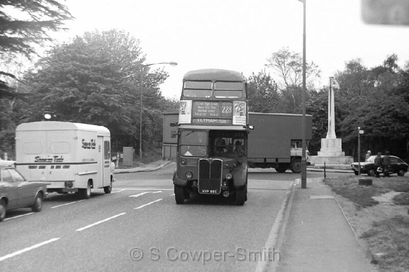 228,BW17,29,RT4567,228,ELTHAM WELL HALL STATION, CHISLEHURST WAR MEMORIAL,19051977.JPG